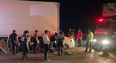 Otomobil, park halindeki tırın altına girdi: 2 ölü