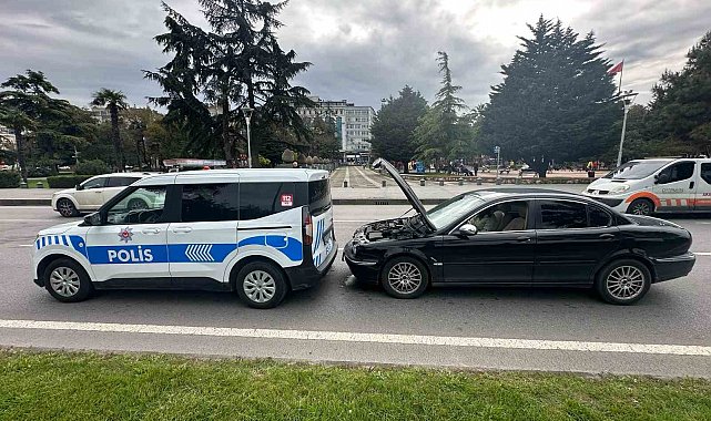 Otomobil, polis ekip otosuna arkadan çarptı