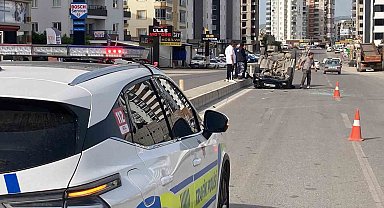 Otomobil refüje çarpıp, iki araca vurup ters döndü