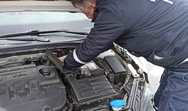 Otomobil refüje çarptı: 2 yaralı