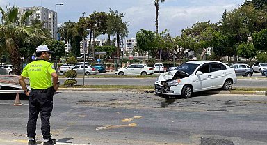 Otomobil refüjü aşarak yolcu minibüsü ile çarpıştı: 3 yaralı