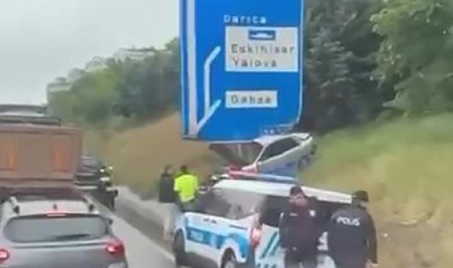 Otomobil trafik levhasına çarptı: 1 yaralı