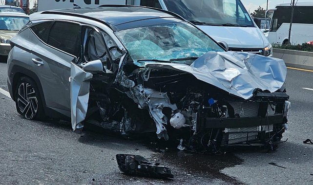 Otomobil, üst geçit ayağına çarptı: 2 yaralı