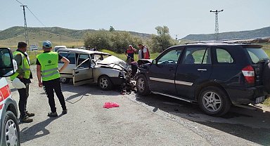 Otomobil ve cip kafa kafaya çarpıştı: 1'i ağır 6 yaralı