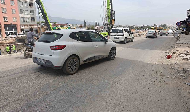 Otomobili oyuncak araba gibi önünde sürükledi, arkasına bakmadan gitti