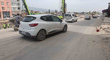 Otomobili oyuncak araba gibi önünde sürükledi, arkasına bakmadan gitti