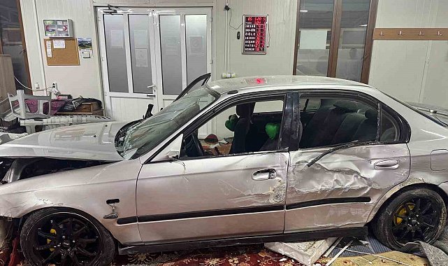 Otomobilin camiye daldığı anların güvenlik kamerası ortaya çıktı