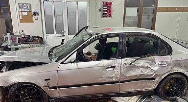 Otomobilin camiye daldığı anların güvenlik kamerası ortaya çıktı