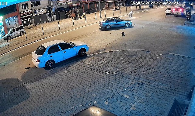 Otomobilin çarptığı motosikletlinin sürüklendiği anlar kamerada