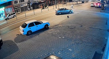 Otomobilin çarptığı motosikletlinin sürüklendiği anlar kamerada