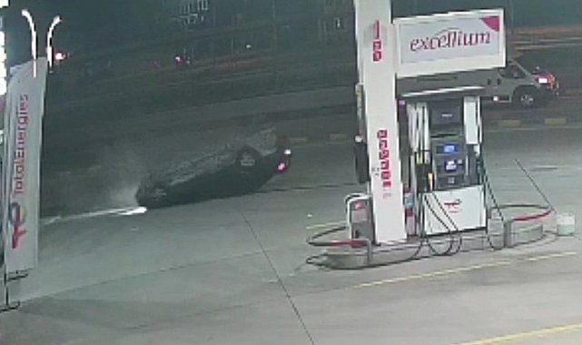 Otomobilin kaldırıma çarpıp ters döndüğü anlar kamerada