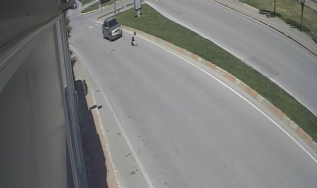 Otomobilin yayaya çarpma anı kamerada