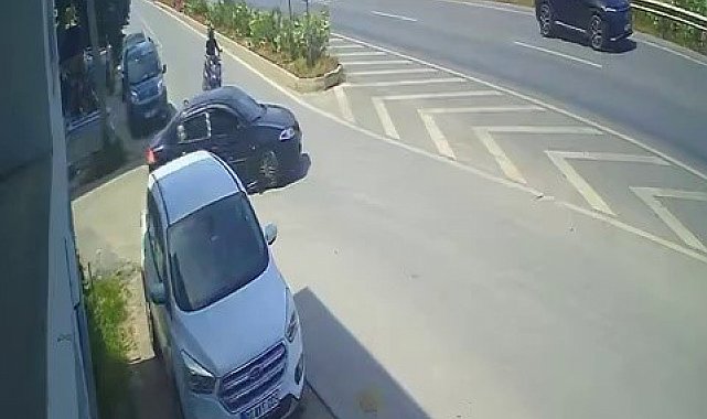 Otomobille çarpışan motosikletin sürücüsü metrelerce savruldu