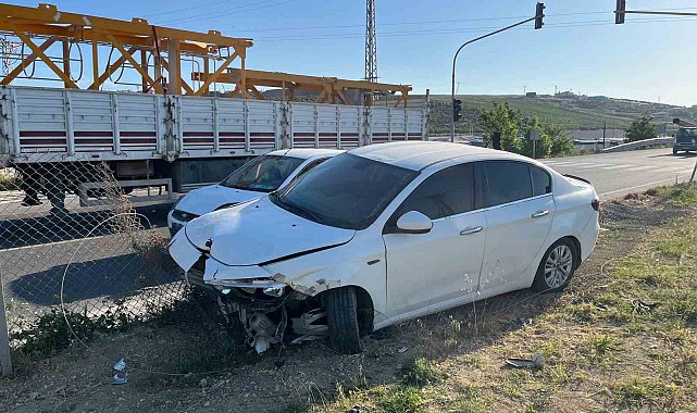 Otomobille çarpışan motosikletin sürücüsü yaralandı