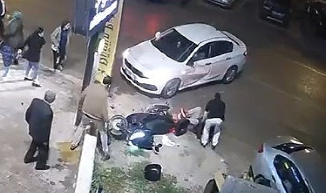 Otomobille motosikletin çarpıştığı kaza kamerada