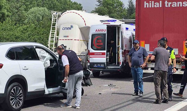 Otoyolda 3 araç çarpıştı: 4 yaralı