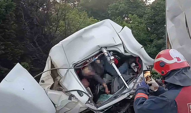 Otoyolda feci kaza: Kağıt gibi ezilen kamyonun kupasında sıkışarak hayatını kaybetti
