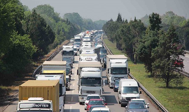 Otoyolda lastiği patlayan tır, bariyerlere çarptı: Bölgede uzun araç kuyrukları oluştu