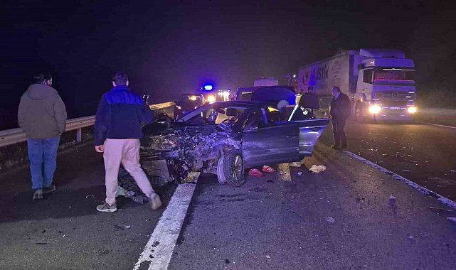 Otoyolda önce refüje sonra bariyerlere çarpan otomobil hurdaya döndü: 4 yaralı