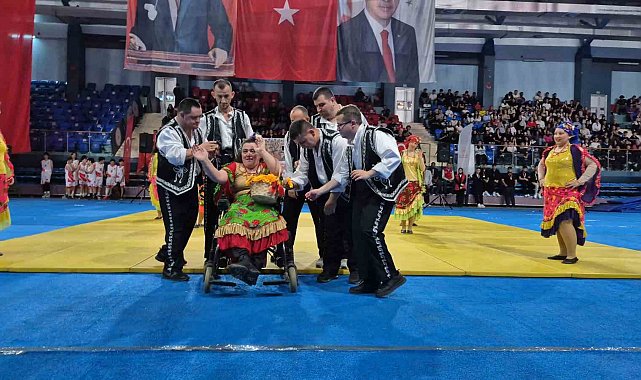 Özel gençlerin gösterisi beğeni topladı