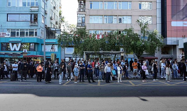 Özel Halk Otobüslerinin kontak kapatmasının ardından duraklarda oluşan yoğunluk havadan görüntülendi