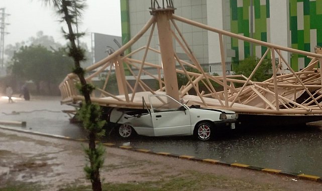 Pakistan'da etkili olan fırtına ve yağışlarda can kaybı 25'e yükseldi