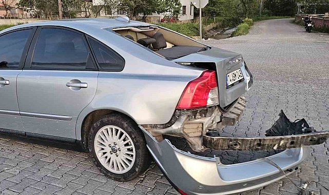 Park halindeki araca çarpan otomobilin sürücüsü yaralandı