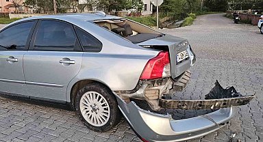 Park halindeki araca çarpan otomobilin sürücüsü yaralandı