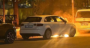 Park halindeki lüks otomobilde yangın