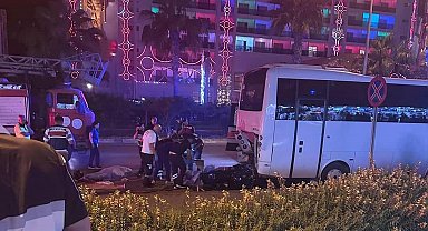 Park halindeki midibüse çarpan motosikletteki 2 genç hayatını kaybetti