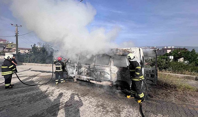 Park halindeki minibüs alevlere teslim oldu