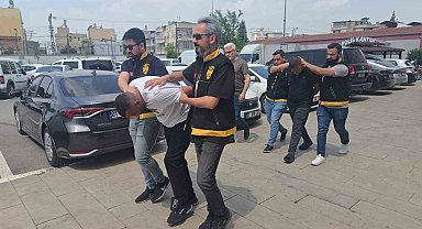 Park halindeki otomobillerden 500 bin TL'lik hırsızlık yapan 3 şüpheli yakalandı