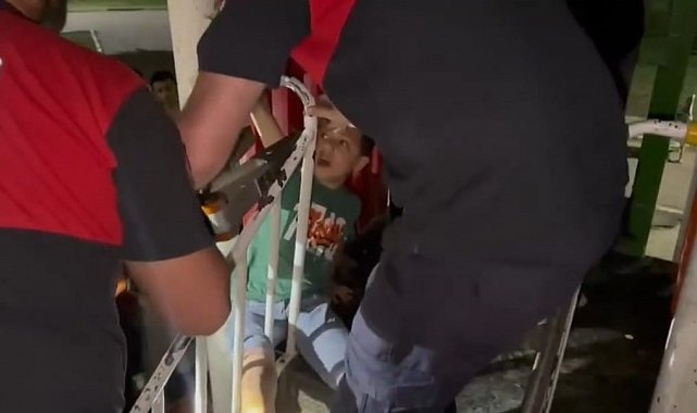 Parkta ayağı oyun grubu demirlerine sıkışan çocuk, itfaiye ekiplerince kurtarıldı