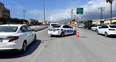 Patlamayla yaşanan doğalgaz kaçağını hiçe sayarak sigara içen vatandaşlara polisten anonslu uyarı