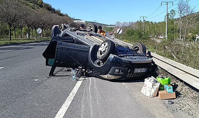 Pazaryeri'nde çarpışan otomobillerden biri takla attı: 1 yaralı