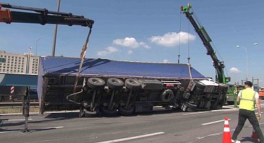 Pendik TEM Otoyolu'nda devrilen tır kaldırıldı