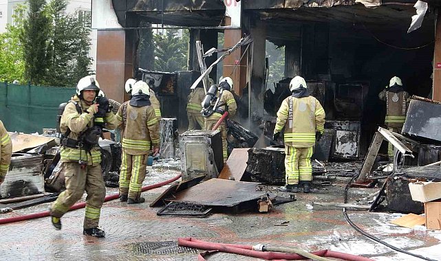 Pendik'te spotçu mağazasında çıkan yangın söndürüldü