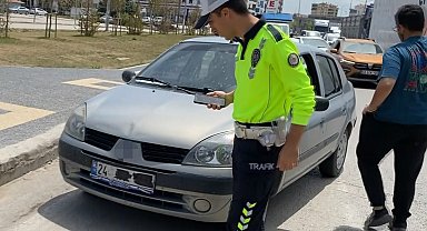 Plakasını bantla kapatıp yola çıktı, yakalanınca, "Cenazemiz var" dedi