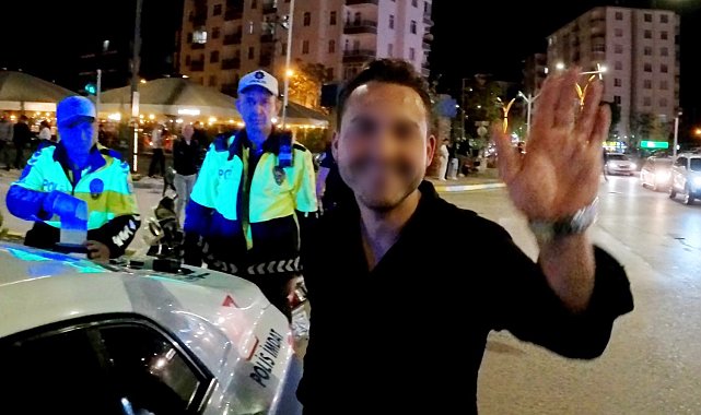 Plakasız motosikletiyle yakalanan alkollü ve kasksız sürücü, basın mensubuna el sallayıp poz verdi