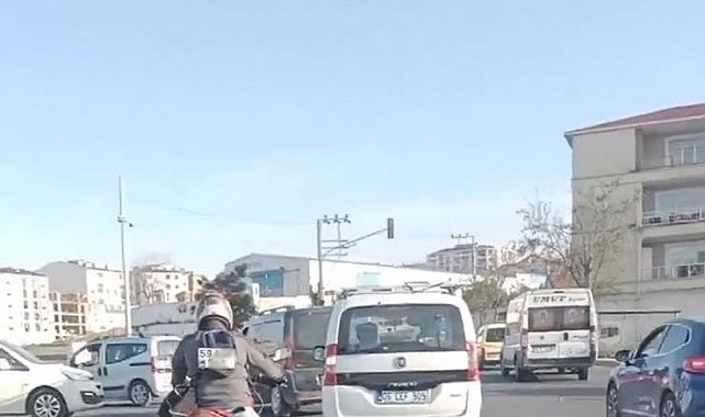 Plakayı sırtına geçirdi