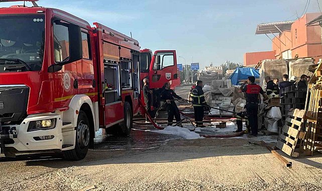 Plastik su tesisatı deposunda yangın