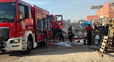 Plastik su tesisatı deposunda yangın