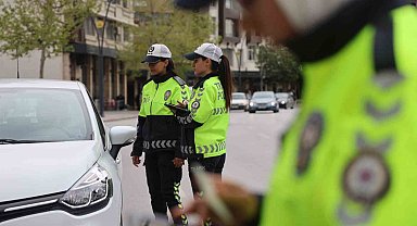 Polis anneler en özel günlerinde de aşkla görev başında