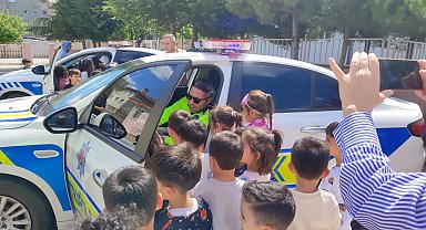 Polis ekipleri Trafik Haftası'nı çocuklarla kutladı