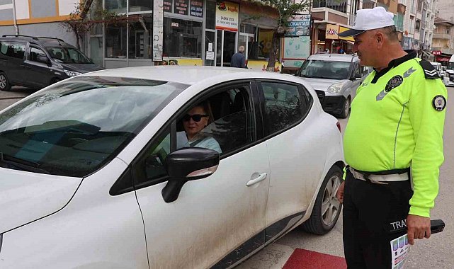 Polislerden hayat kurtaran trafik bilgilendirmesi