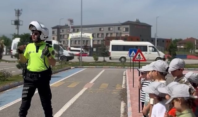 Polisten çocuklara sevgi dolu yaklaşım