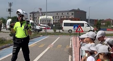 Polisten çocuklara sevgi dolu yaklaşım