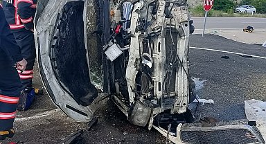 Refüje çarpan otomobil takla attı: 1 ölü, 3 yaralı