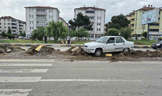 Refüje çıkan sürücü, aracı bırakıp olay yerinden kaçtı