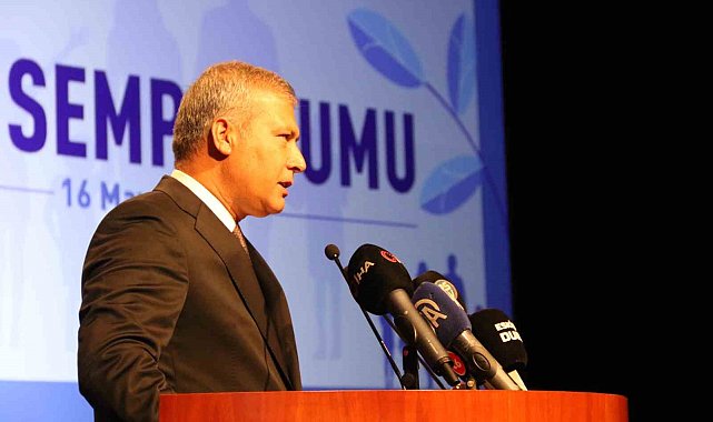 Rektör Adıgüzel kısıtlı imkânlarla bütün çocuklarını okutan ailesinden bahsederken duygulandı